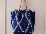 アフリカ絞り染め藍染布（ボボ族） バケツ型バッグの画像