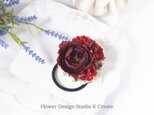 ボルドーローズと赤いフリルローズのヘアゴム　お花　ヘアゴム　髪飾り　お出掛け　ヘアアクセサリーの画像