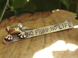 NO FROG, NO LIFE 真鍮ブローチの画像