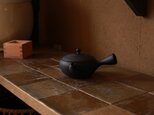 洗いやすく手入れのしやすい平丸急須・愛知県常滑産・玉光窯さんのつくる常滑急須・横手・平丸・縞・300ccの画像