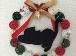 ヨーヨーキルトクリスマスリース　レッド×ゴールド×グリーン　黒猫のびの画像