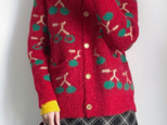 チェリーレッドのセーター・手編みコート・レトロ可愛カーディガンセーターの画像