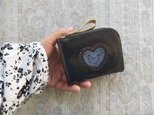 刺繍革財布『HEART』つやBLACK（ヤギ革）コンパクト型二つ折り財布の画像