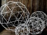 ヒンメリ「惑星」特大サイズ 46cm球体 オーナメント 野外使用可なアルミ製　幾何学オブジェ　シルバー　クリスマスオーナメントの画像