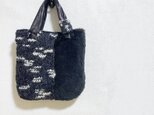 毛糸編み＋ファーのモノトーンかばんの画像