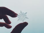 雪、ついてるよ　雪の結晶　ピンブローチ　NO.05の画像
