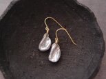 【K14gf】Baby Petal Pearl Earrings／ぺタルパール プチピアス（Gray）の画像