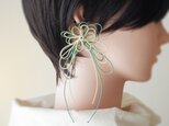 飾り結びかたっぽイヤーカフ「ひびき、陽」（アイボリー×淡緑））| 軽量快適に叶える和風スタイル