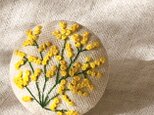 刺繍ブローチ(綿麻)ミモザ くるみボタンの画像