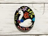手刺繍オリジナルブローチ＊花と白鳥の画像