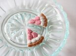 ［受注制作］イチゴのタルト１ピースの刺繍ピアス・イヤリングの画像