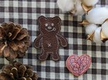 革の刺繍ブローチ『HEART❦』（ツヤもも牛革）の画像