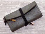 道中財布　ロールバッグ　コットン紬風グリーン色地製　「黒箔」　真綿箔