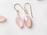 ピンクカルセドニーの揺れるピアス｜桜色 花びら 上品アクセサリー 14Kgf イヤリング対応 母の日ギフト