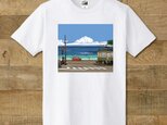 Tシャツ　湘南イラスト　鎌倉高校前踏切を走る江ノ電とフィアット500　「いつかの海岸線２」の画像