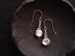 送料無料【SV】グレーバロックパールのプチピアス／baroque pearl × spinel