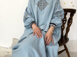 ソロチカ刺繍のリネンギャザーワンピース -misty blue-の画像