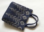 Denim Blue - 北欧スタイルのお花柄＊リネン糸のかぎ針編みバッグの画像