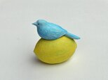 木彫りのレモンと小鳥の画像