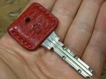 肉球刻印のキーカバー オイルバケッタ赤
