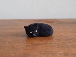 革のオブジェ　丸い黒猫の画像