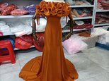 高品質！オレンジ パーティードレス 高級イタリアサテン ベアトップ ソフトマーメイドライン り外しオフショルダー 披露宴
