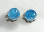 （１点もの）ネオンブルーアパタイトのスタッドピアス（5mm・チタンポスト）