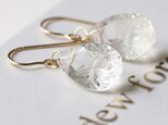 宝石質 クリスタルクォーツ（水晶）雫ピアス／イヤリング レース彫刻 透明感 — Crystal lace —
