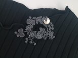 黒い木の刺繍サークルブローチ