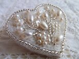 ハートの白いブローチ