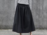美しいシルエットで魅せる、大人のカジュアルスカート。 タイプライター（黒）の画像