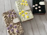 手帳型　刺繍のまあるいフラワー　iPhoneケースの画像