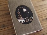 【受注生産】手刺繍のブックカバー『ランプ草と猫』の画像