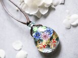 ☆新春セール！！2/28まで☆睡蓮と金魚2匹のとんぼ玉ガラスペンダント　金箔入りの画像