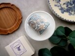 刺繡リボンのポニーフック ■ シンプルカーブ フィンランドの花畑 ■ D ライトブルー×クリーム色刺繍の画像