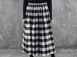 上品で大人な色合い ブロックチェック ギャザースカート（モノトーン）白 × 黒 起毛の画像