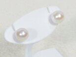 専用_5.5mm本真珠（淡水）のピアス（ナチュラルカラー、強い照り、色彩豊かな真珠光沢、チタン、シリコン樹脂）の画像