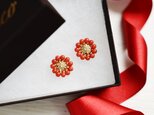 【チタンピアス】天然色の本赤珊瑚 アンティークレトロなお花・小 還暦祝いにも