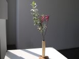 真鍮花器と古材花台の画像