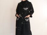 紬の着物のリメイク 白黒蝶々のロングシャツコートの画像