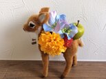 仔鹿とお花の画像