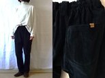 【受注制作】黒/天日干し細畝コーデュロイ　ゆるりパンツの画像