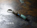 「S様専用」翡翠色ローマングラスとエメラルドブルービーズ、ベニン族のツブツブビーズの片耳ピアスの画像