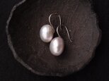 【Gray／X Large】Baby Spoon Pearl Earrings／ベビースプーン バロックパールピアス13.5mmの画像