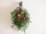 茶綿の実とレッドブルニアのクリスマススワッグの画像