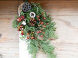 針葉樹と蓮の実や赤い実とかわいい小さな白い花カワラハハコなどのクリスマススワッグの画像