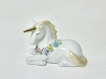 花のリースの、ユニコーンのフィギュリン