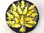 ミモザの花束 刺繍ブローチの画像