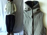 【受注制作】スレートグレー/天日干し40リネン×チャコールグレーボア あったか衿ベストの画像