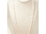 9×8mm本真珠（淡水パール）の120cmロングネックレス（オールノット、スマホケースにも付けられます、ホワイト）の画像